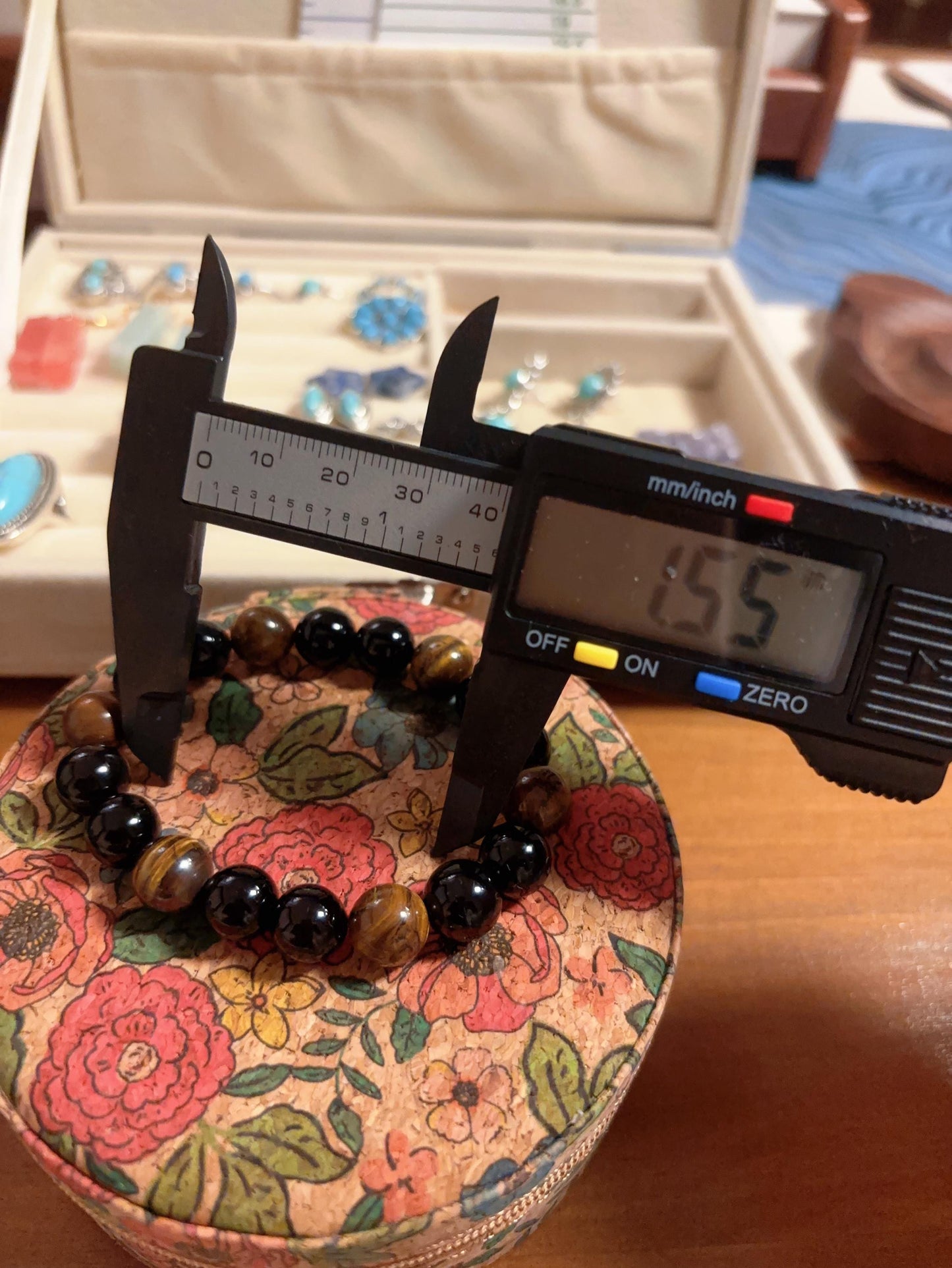 Natural tiger eye beads with black onyx bracelet  size detail
